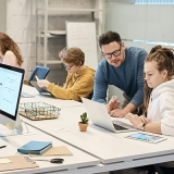 38 proc. przedstawicieli pokolenia Z pracuje w kilku miejscach jednocześnie.  Co trzeci pracodawca ocenia to rozwiązanie negatywnie